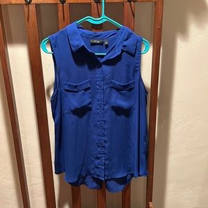 Woman’s sleeveless dress shirt